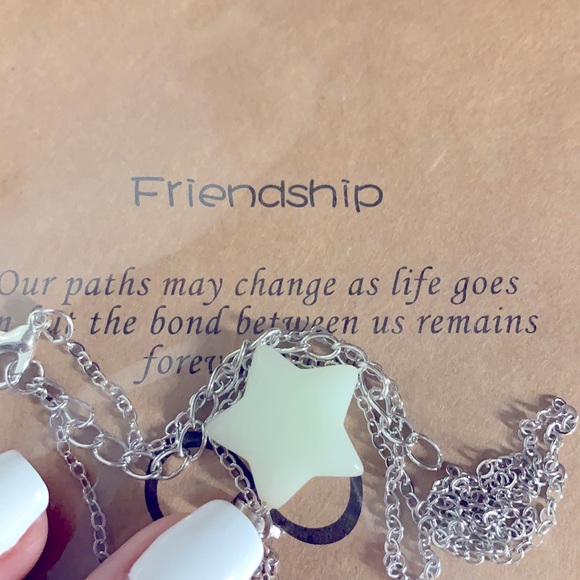 Glow in the dark star pendant - Picture 2 of 2